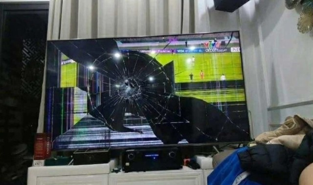 pg免费模拟器官网-被中国队完胜！越南球迷输球怒砸电视机 画面感人