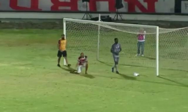 pg模拟器官网电脑版-球队输球怪门将 巴西球迷闯进场内演示该怎么扑球