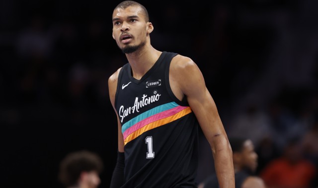 pg模拟器官网电脑版-巴恩斯：文班的拼劲为球队奠定基调 他能吸引防守注意力盘活进攻