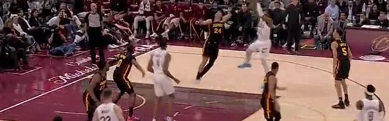 pg电子模拟器免费版-米切尔遭遇贴防连续转身后仰中投命中，4中4得分已上双