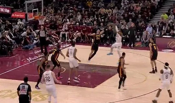 pg电子模拟器免费版-米切尔遭遇贴防连续转身后仰中投命中，4中4得分已上双