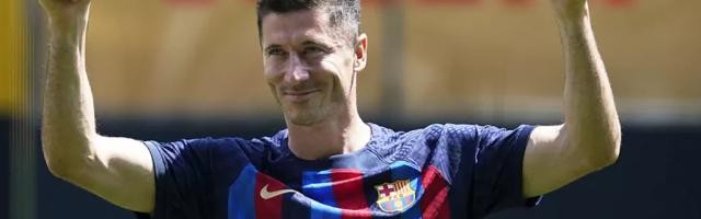 梅西离巴萨周年日，莱万亮相，巴萨距全注册有多远？